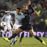 El delantero belga del Celta de Vigo, Theo Bondonga (i), disputa un balón con el defensa brasileño del Real Madrid, Danilo Luiz da Silva, durante el encuentro