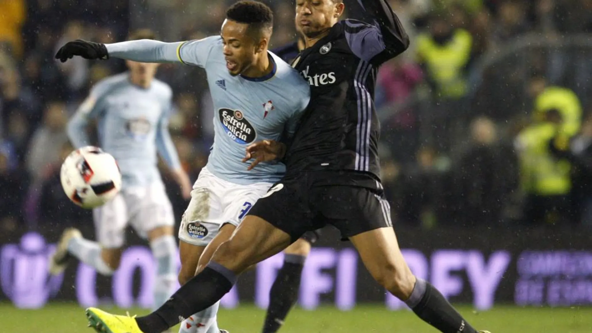El delantero belga del Celta de Vigo, Theo Bondonga (i), disputa un balón con el defensa brasileño del Real Madrid, Danilo Luiz da Silva, durante el encuentro
