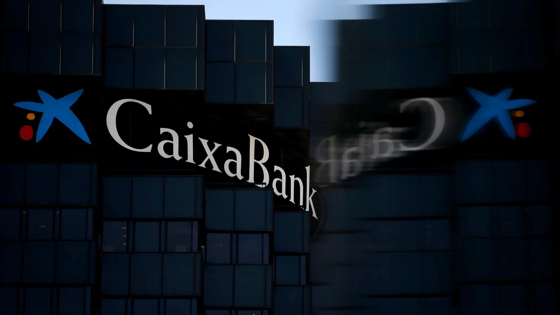 CaixaBank plantea reducir su plantilla en 2.157 personas, un 7,3 % del total