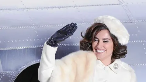 Ha llegado una estrella. Penélope Cruz, caracterizada como Macarena Granada, en «La Reina de España»