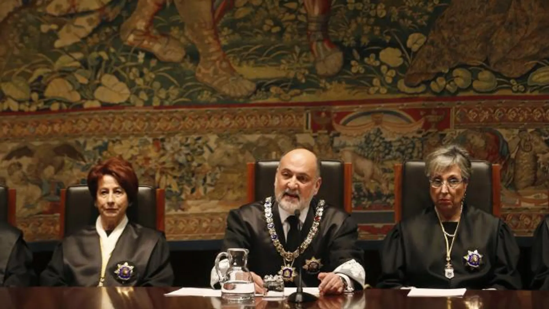 El presidente del Tribunal Constitucional, Francisco Pérez de los Cobos (c), junto a la vicepresidenta, Adela Asua (i), y la magistrada Encarnación Roca (d).