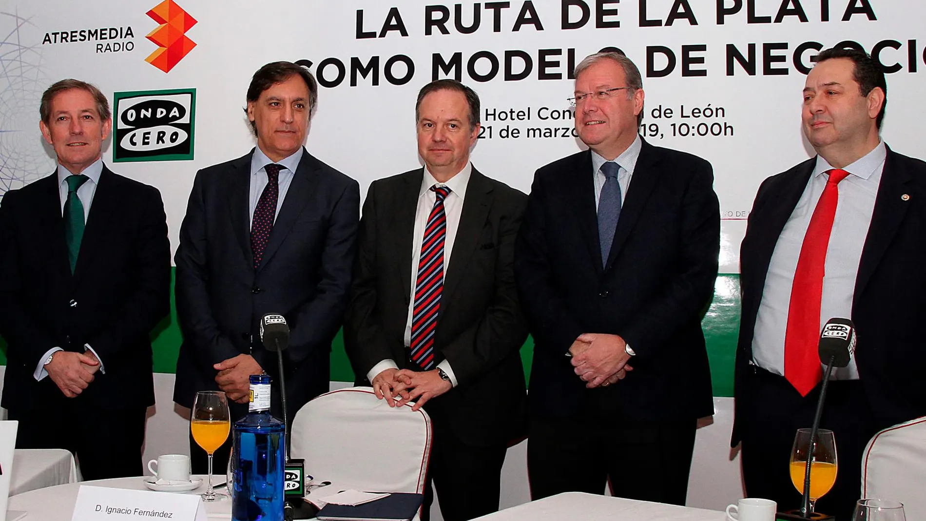 Javier Vega, Carlos García Carbayo, Fernández Sobrino, Antonio Silván y Benjamín Crespo antes de iniciar el coloquio