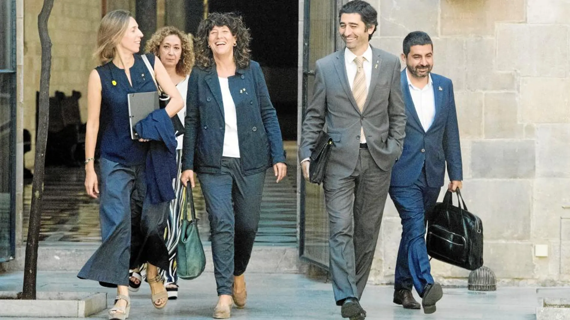 Reunión del Ejecutivo catalán, ayer, con la titular de Justicia, Ester Capella (al fondo a la izquierda) con un grupo de consellers / Foto: Efe