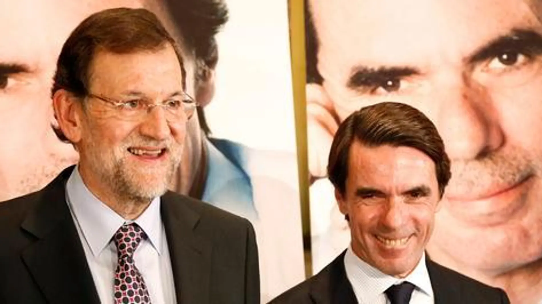 José María Aznar acompañado por Mariano Rajoy durante la presentación del primer volumen de sus memorias