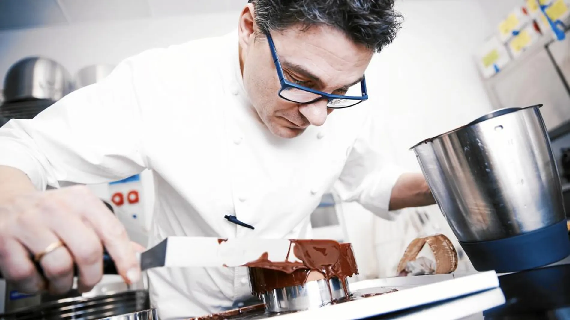 Oriol Balaguer ha reabierto La Duquesita, la pastelería centenaria de Madrid
