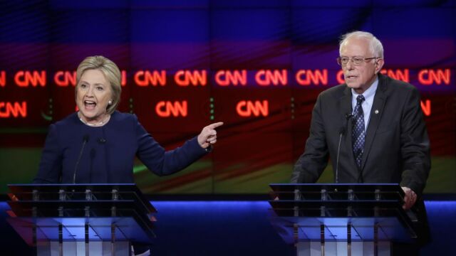 Hillary Clinton y Bernie Sanders durante in debate en la Universidad de Michigan