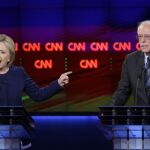 Hillary Clinton y Bernie Sanders durante in debate en la Universidad de Michigan