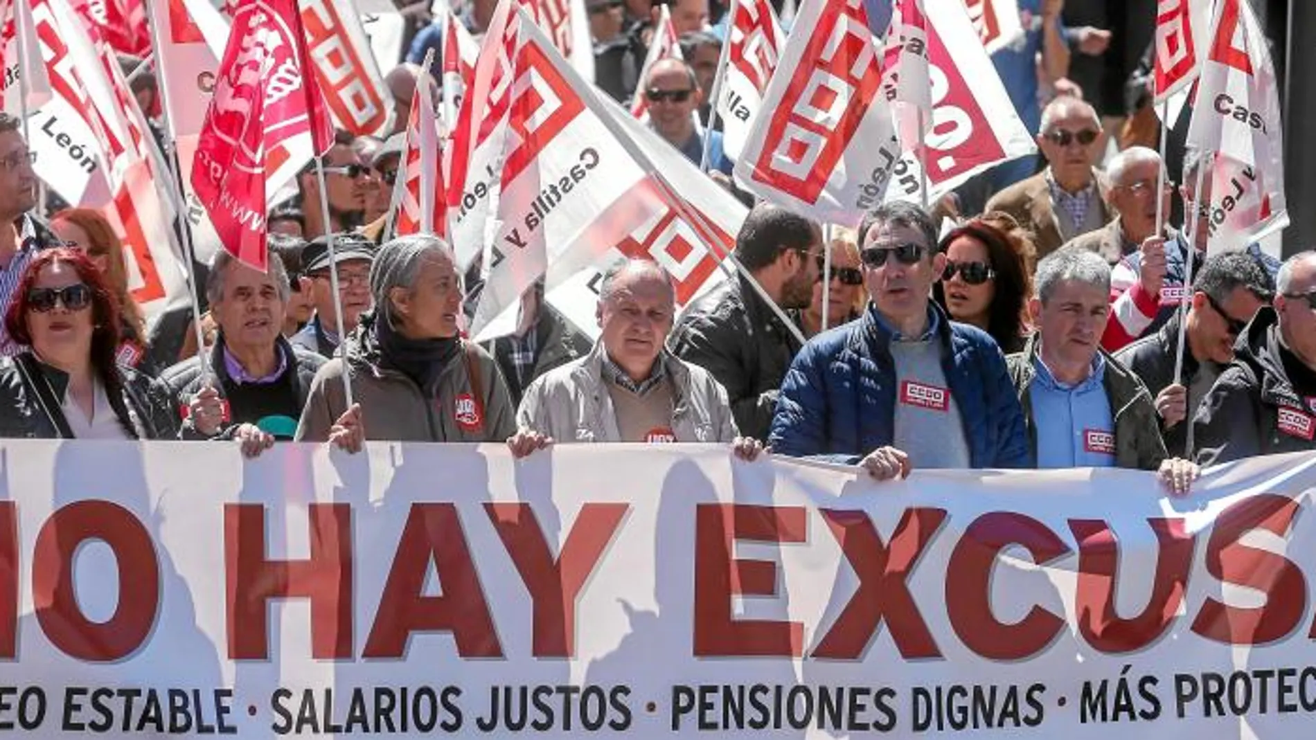 Ángel Hernández y Francisco Temprano encabezaron la manifestación más numerosa, en Valladolid, en la que estuvo presente la familia socialistas, encabezada por Luis Tudanca (a la izquierda)