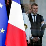 Emmanuel Macron habla con sus ministros en el Elíseo