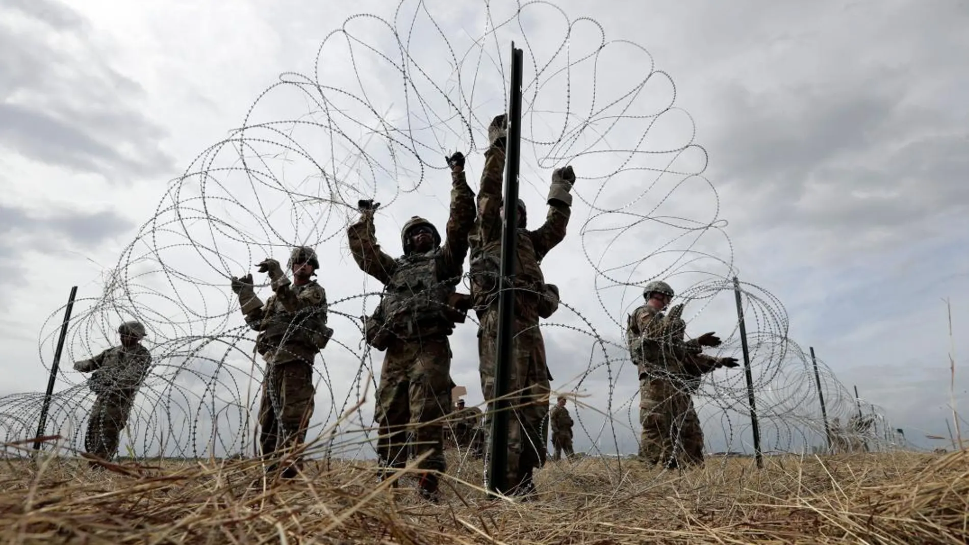Soldados de EE UU colocan cocentainas en la frontera con México/Foto: Ap