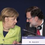 El presidente del Gobierno español, Mariano Rajoy (d), y la canciller alemana, Angela Merkel (i), durante el Congreso del Partido Popular Europeo (PPE) que se celebra en La Valeta (Malta).