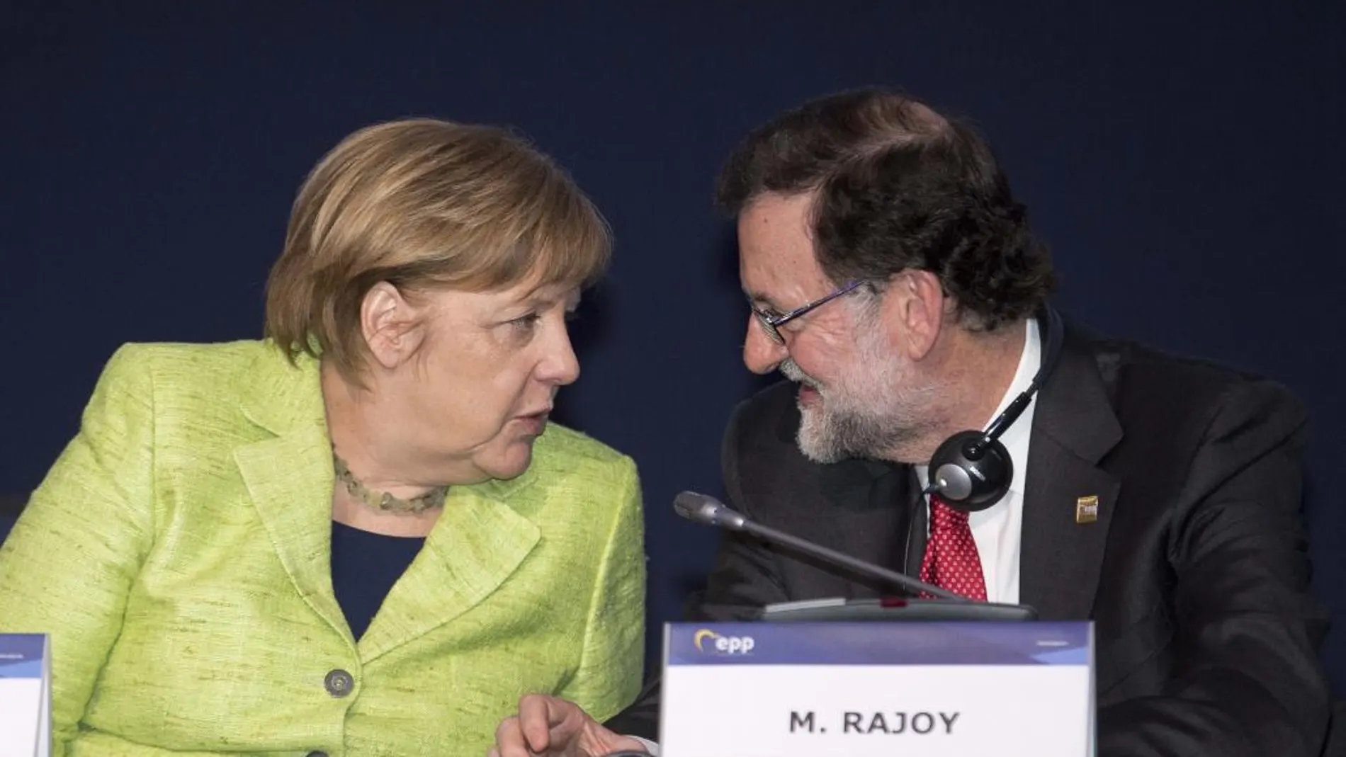 El presidente del Gobierno español, Mariano Rajoy (d), y la canciller alemana, Angela Merkel (i), durante el Congreso del Partido Popular Europeo (PPE) que se celebra en La Valeta (Malta).