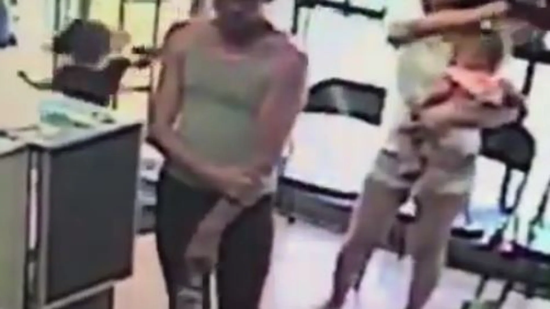 Momento en el que la niña es arrastrada fuera de la tienda