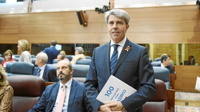 Ángel Garrido con las cien medidas que presentó ayer en la Cámara de Vallecas