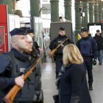 La Policía patrulla las estaciones de autobuses y trenes de la capital gala.