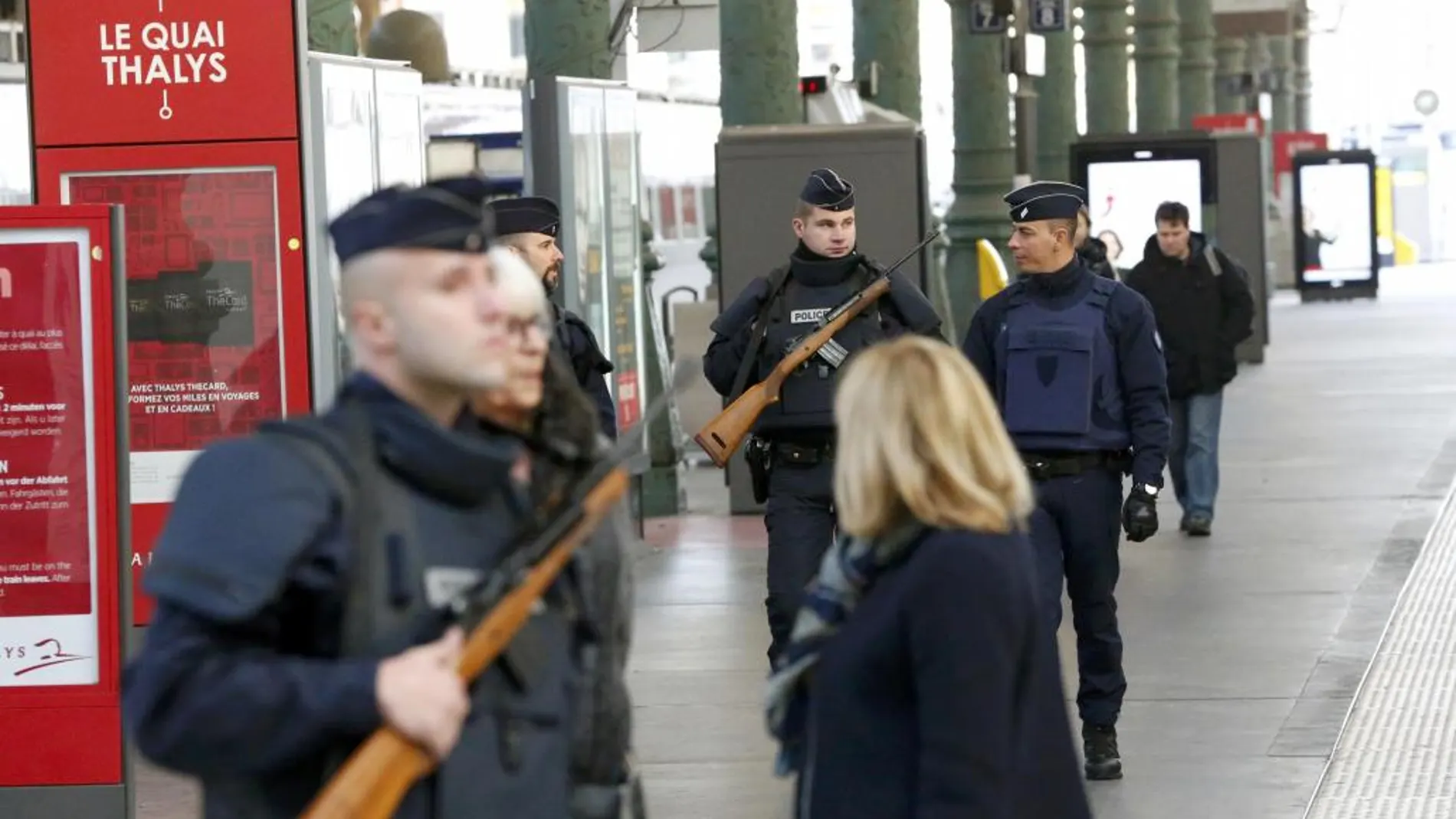 La Policía patrulla las estaciones de autobuses y trenes de la capital gala.
