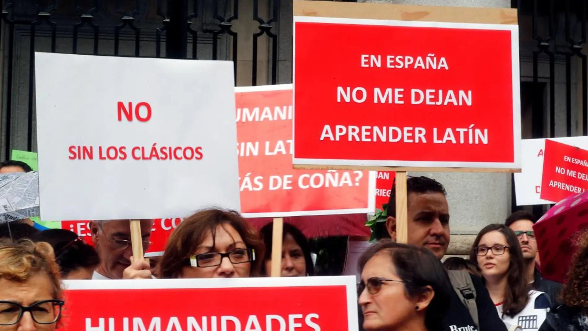 Protesta de profesores de latín y griego, ayer en Madrid. Foto. Efe