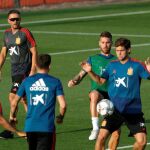 Los defensas Sergio Ramós y Marcos Alonso y el seleccionador español Luis Enrique / Foto. Efe