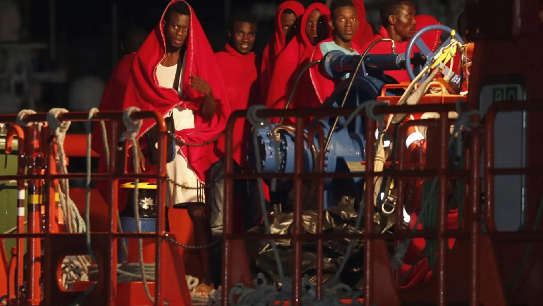 La Guardia Civil y Salvamento Marítimo trasladan al puerto de Almería a los tripulantes de una patera