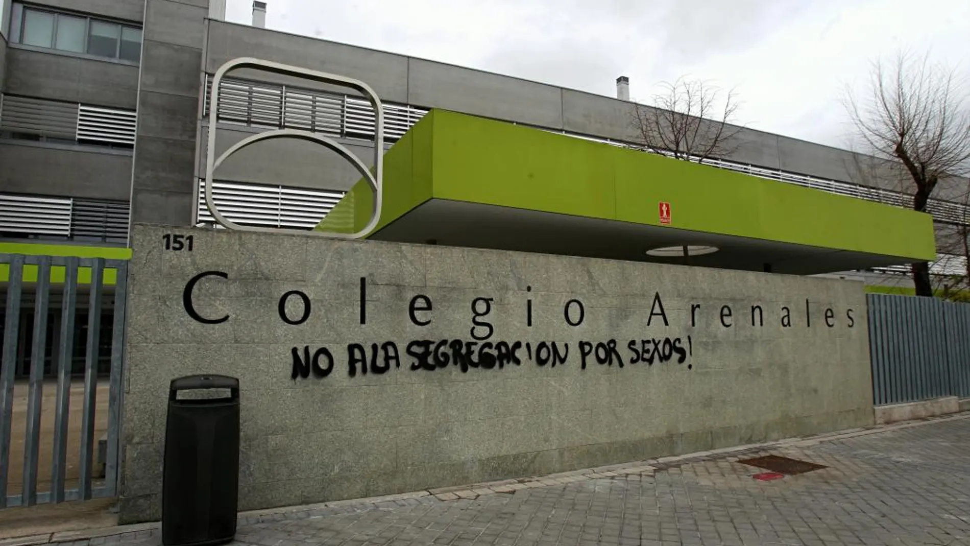 Pintadas en la fachada del colegio Arenales de Madrid.