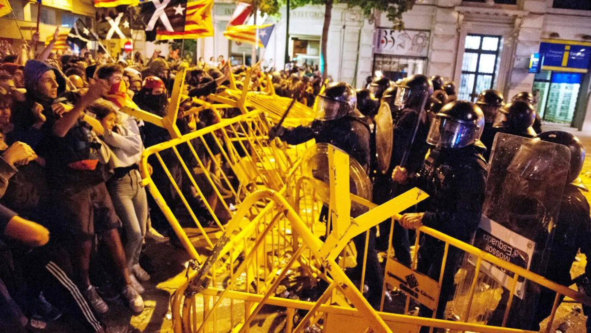 Los radicales intentan asaltar el Parlament