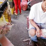 Un vendedor cuenta un fajo de billetes en un mercado en el barrio de Petare en Caracas, ayer
