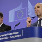El comisario europeo de Asuntos Económicos, Pierre Moscovici y el vicepresidente de la CE para el Euro, Valdis Dombrovskis.