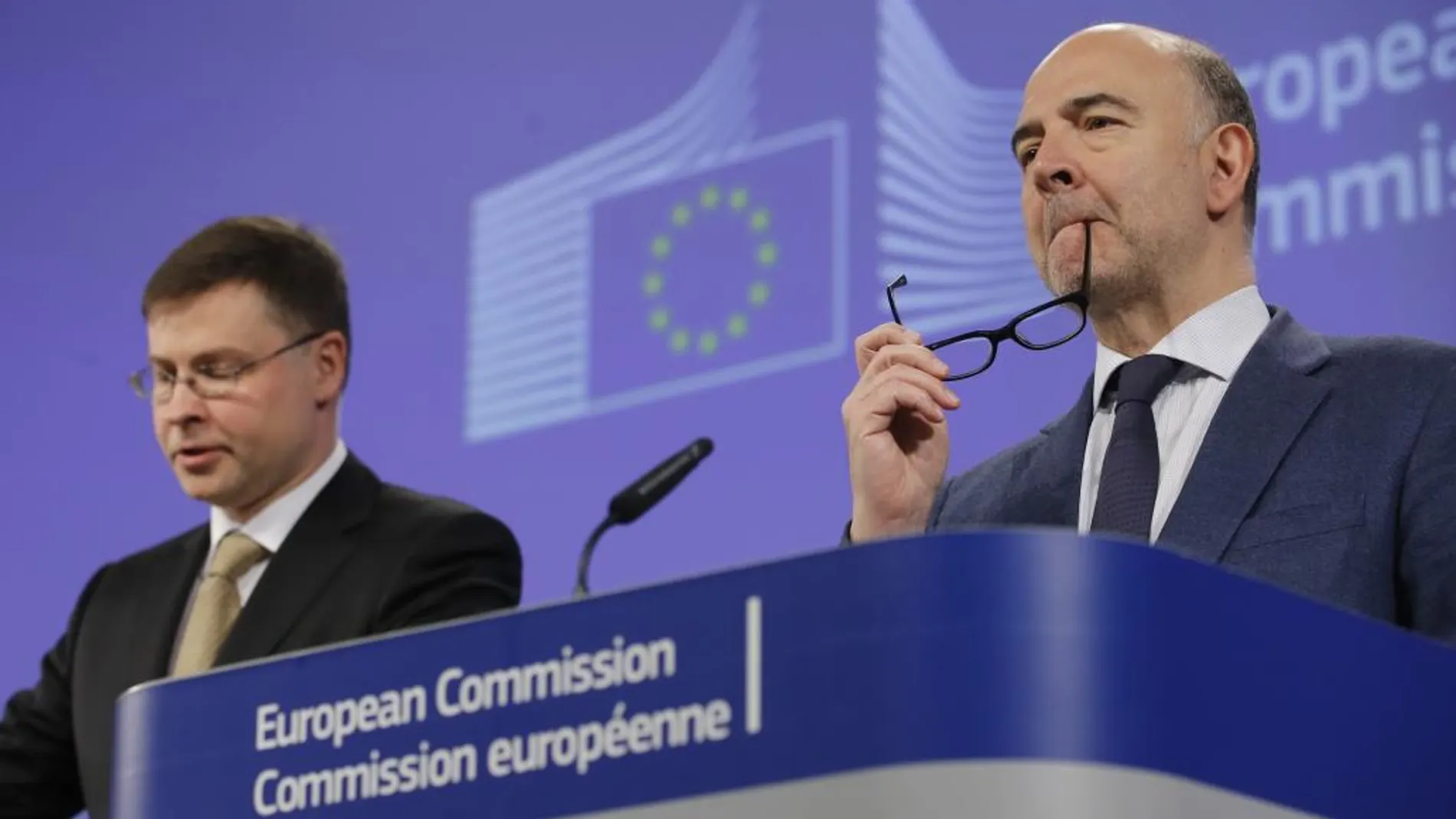 El comisario europeo de Asuntos Económicos, Pierre Moscovici y el vicepresidente de la CE para el Euro, Valdis Dombrovskis.