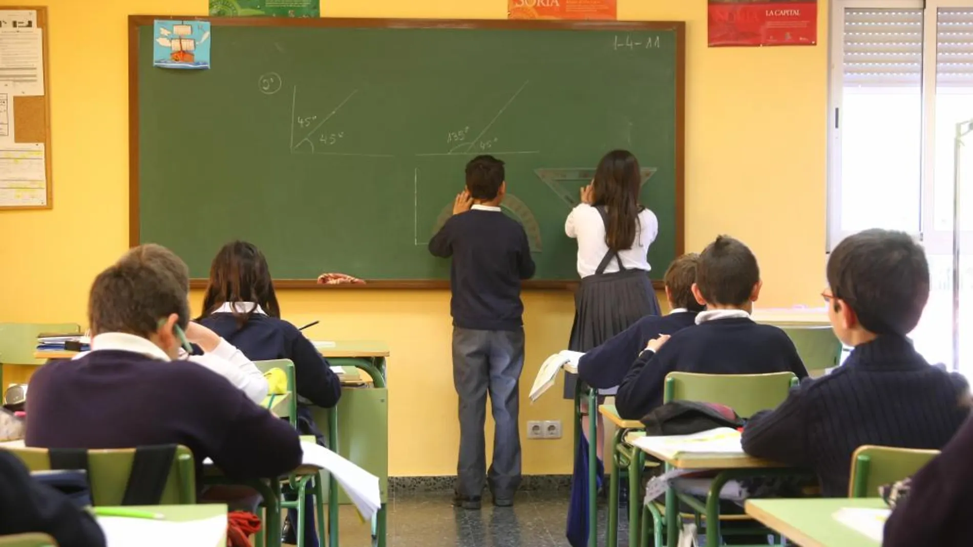 La pobreza triplica el riesgo de que un alumno en España saque peores notas