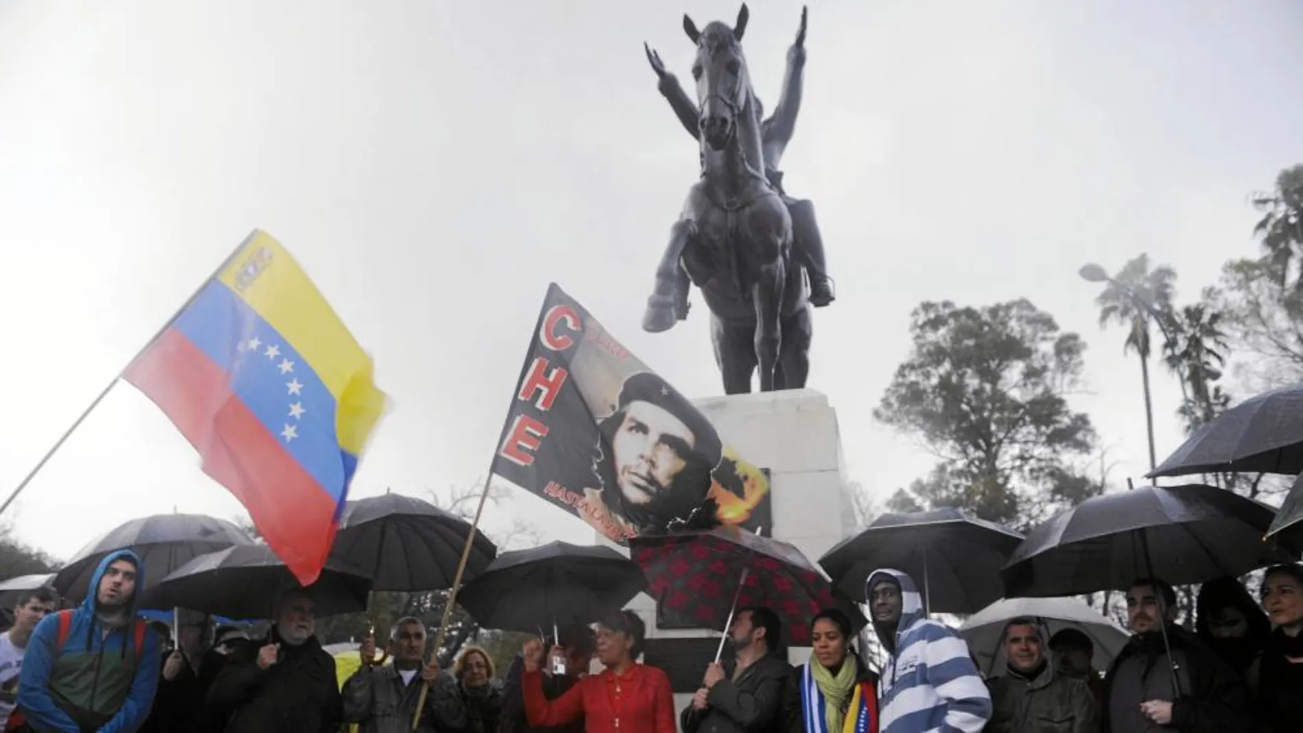 CONCENTRACIÓN Y OFRENDA, EN RECUERDO DE CHÁVEZ