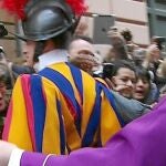 Francisco saluda a los fieles congregados a las puertas de la parroquia de Santa Ana