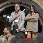 Manuel Barbero y su esposa ante el Parlament con el protocolo contra abusos sexuales en la escuela