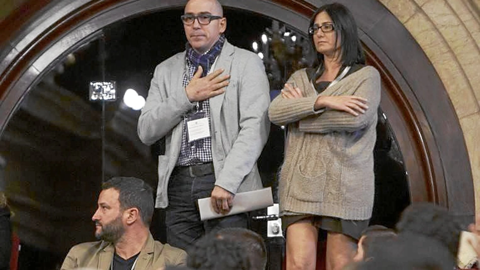 Manuel Barbero y su esposa ante el Parlament con el protocolo contra abusos sexuales en la escuela