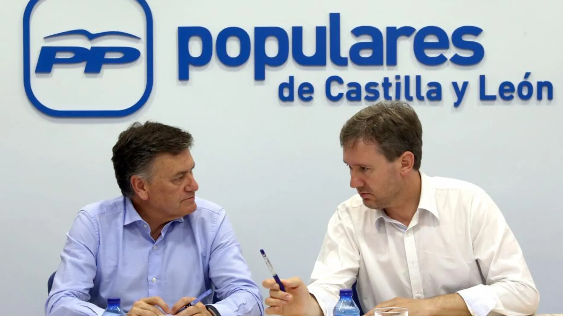El secretario general del PP de Castilla y León, Francisco Vázquez, conversa con Javier Lacalle