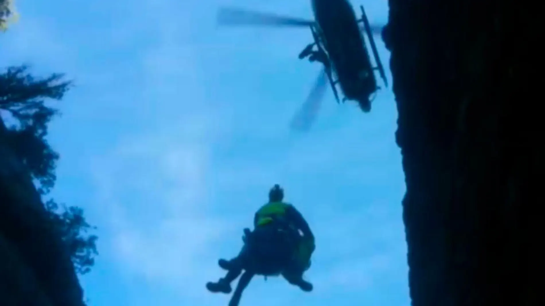 Un momento del rescate en el barranco de Estrechos del Balced/Guardia Civil