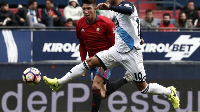 El jugador hispano-colombiano de Osasuna Jhon Steven (i) disputa un balón con el delantero rumano del Deportivo Florin Andone (d).
