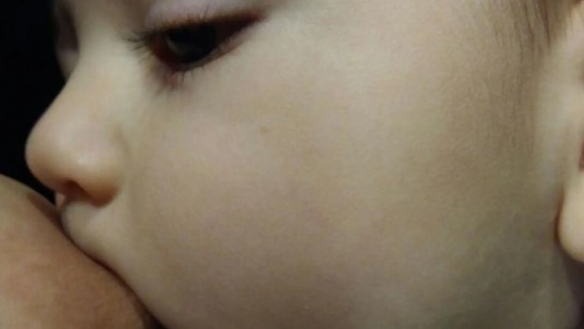 Si el bebé mama mucho, el pecho produce más leche