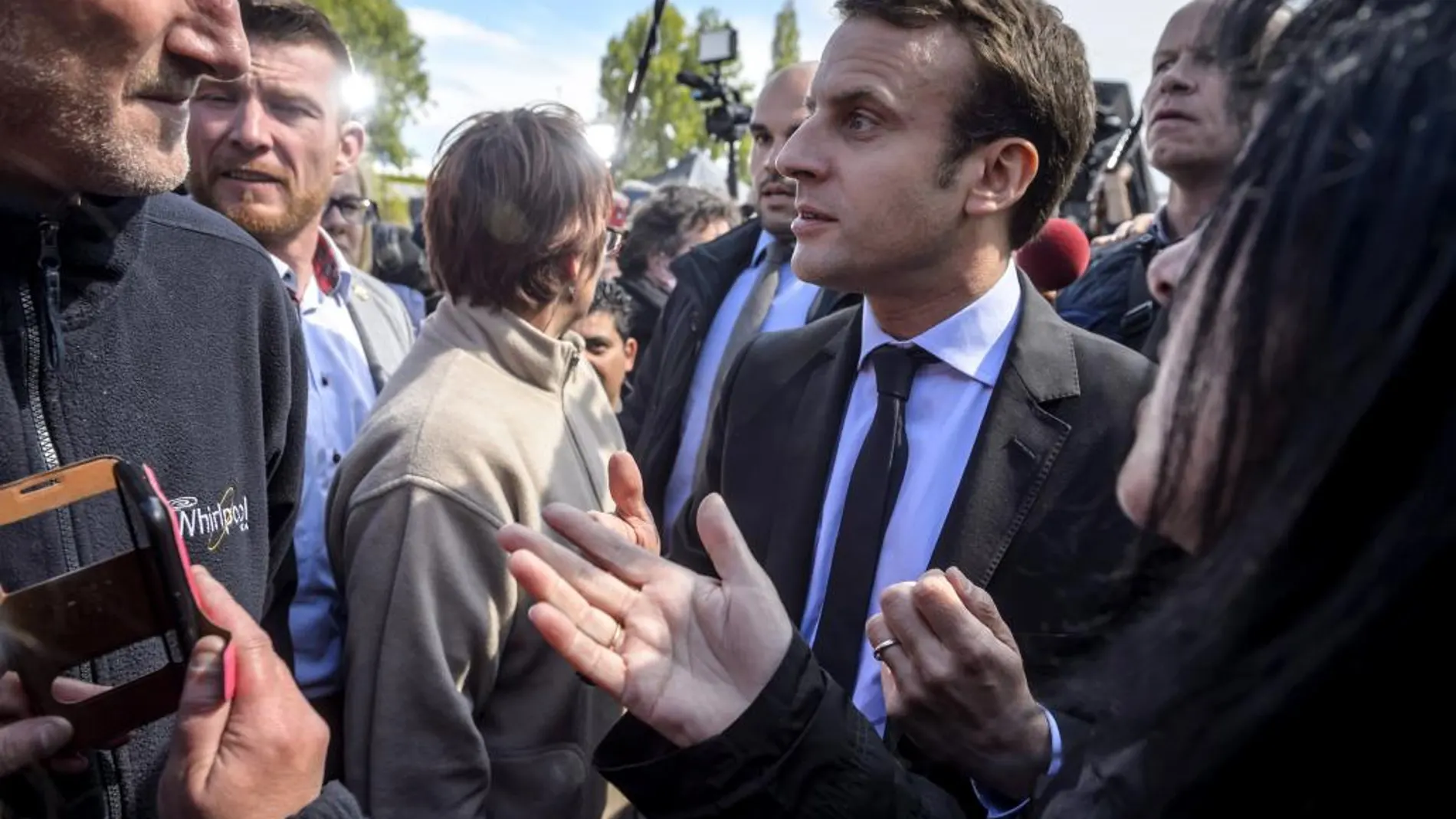 Emmanuel Macron durante un encuentro con el personal de la plantilla de Whirlpool en el marco de su campaña electoral en Amiens, Francia, hoy 26 de abril de 2017.