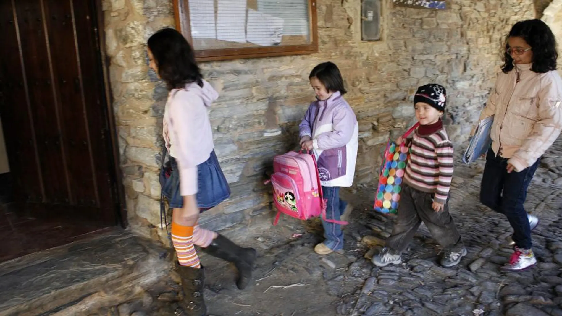 Cuatro niñas acuden en el municipio soriano de Yanguas a la escuela, que cuenta con dos profesores desde la llegada de una familia con siete hijos
