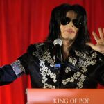 Foto de archivo que muestra a Michael Jackson en el 02 Arena de Londres el 5 de marzo de 2009 anunciando su regreso a los escenarios
