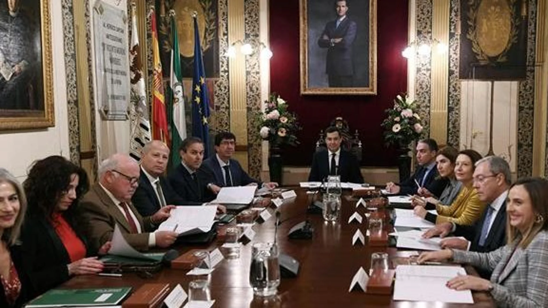 El presidente de la Junta, Juanma Moreno, en el centro, durante la primera reunión del Consejo de Gobierno que se celebró ayer en Antequera y no en San Telmo (Foto: Efe)