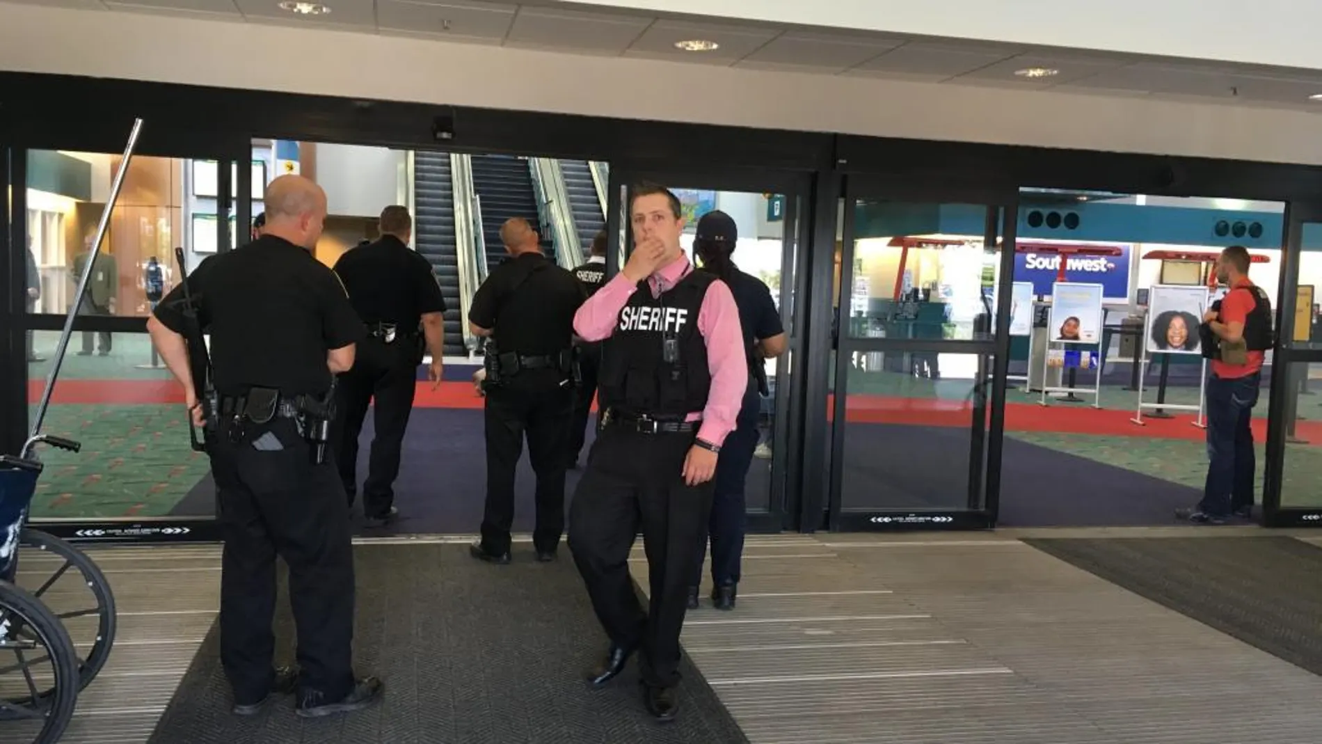 Agentes de policía evacuan el aeropuerto de Michigan