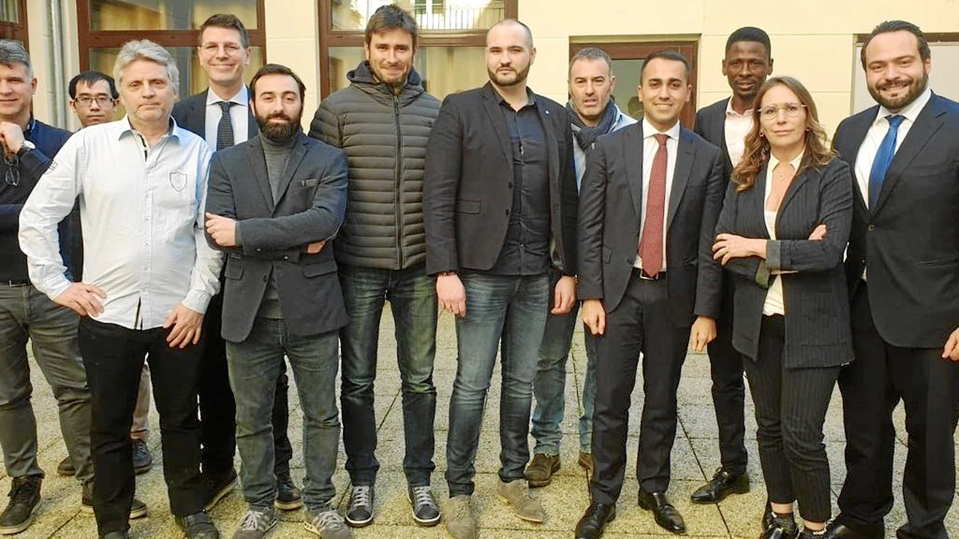 El vicepresidente italiano Luigi di Maio posa con representantes de los «chalecos amarillos» tras reunirse con ellos en París