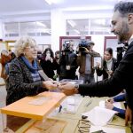 Carmena votó ayer en el Instituto Conde de Orgaz, en el barrio de Esperanza