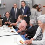 La consejera Alicia García y el alcalde Alfonso Polanco disfrutan de un desayuno con los usuarios de la residencia palentina
