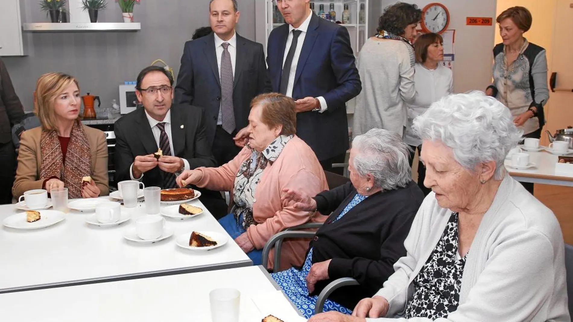 La consejera Alicia García y el alcalde Alfonso Polanco disfrutan de un desayuno con los usuarios de la residencia palentina