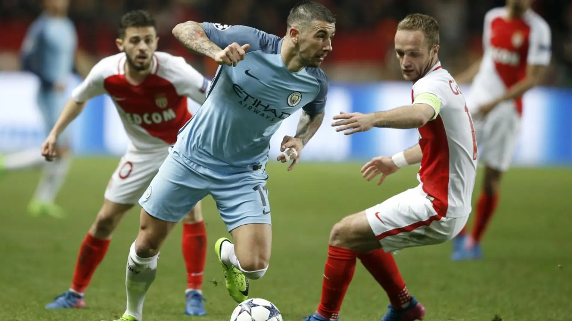 Kolarov (c) de Manchester City disputa el balón con Bernardo Silva
