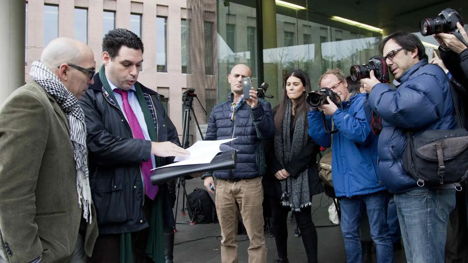 Manuel (i), padre de la víctima que ha destapado el caso del abusador confeso de los Maristas de Sants, Joaquín Benítez, junto al abogado Ibán Fernández (2i), en la Ciutat Judicial