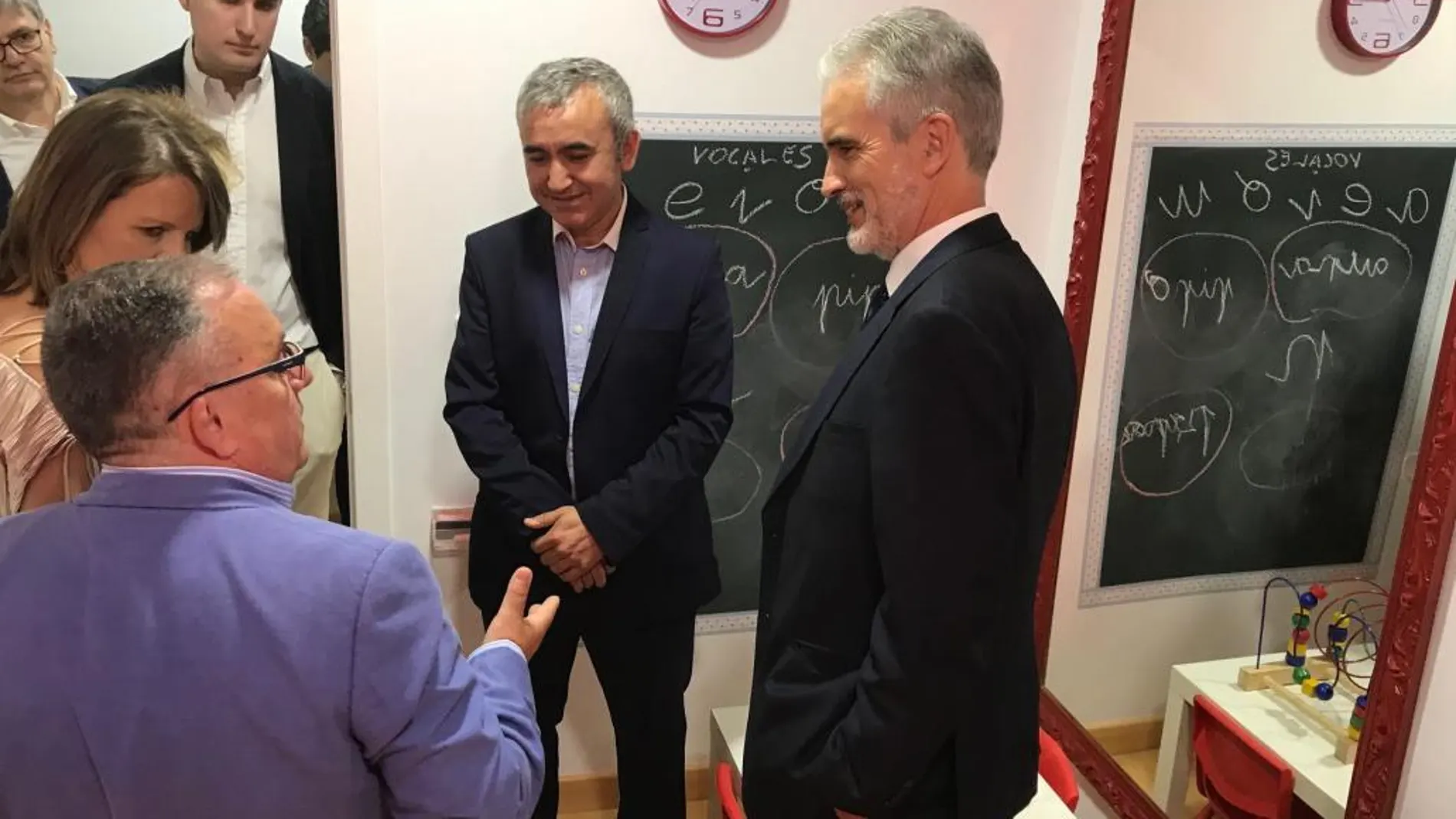 El consejero de Salud, Aquilino Alonso, visitó ayer el Centro de Atención Infantil Temprana de Mengíbar