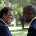 El presidente del Gobierno en funciones, Mariano Rajoy (i), ha obsequido un jamón al presidente de los EEUU, Barack Obama